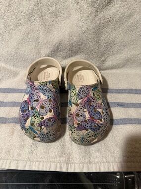 CROCS Kids Classic Clog in Cream with Pastel Butterfly Print